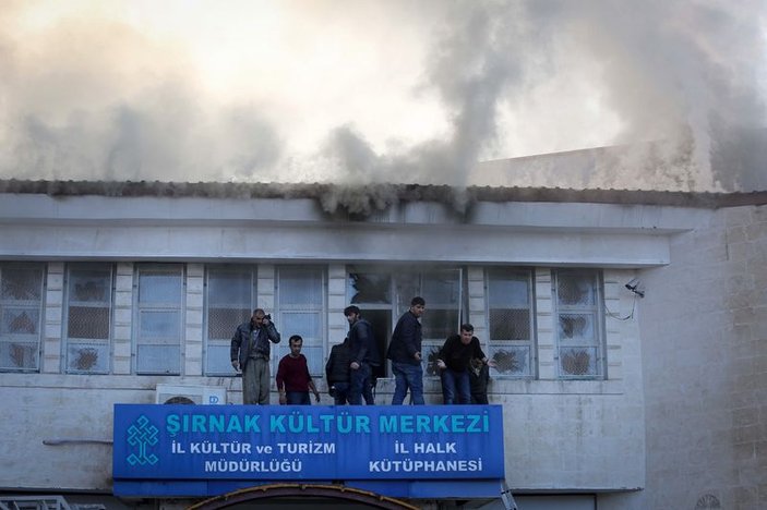 Teröristler içinde öğrencilerin olduğu kütüphaneyi yaktı
