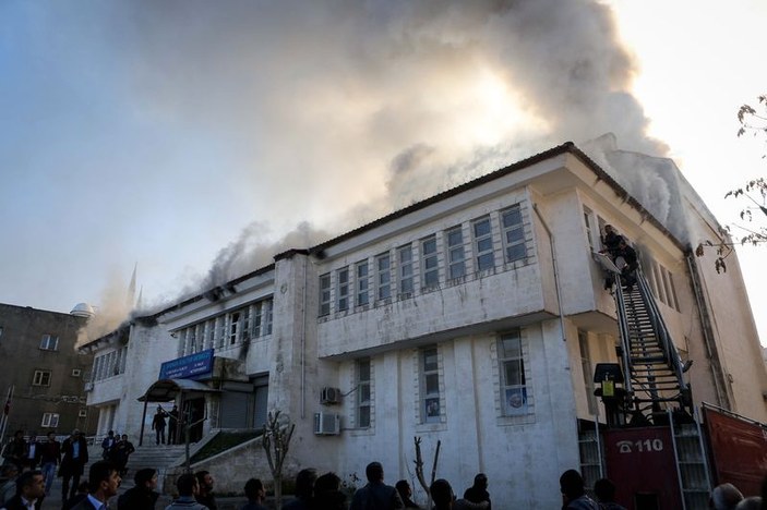 Teröristler içinde öğrencilerin olduğu kütüphaneyi yaktı