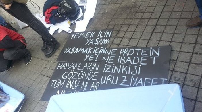 Galatasaray Meydanı'nda hayvanlar kesilmesin protestosu