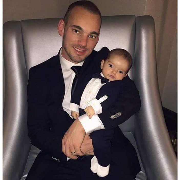 Sneijder'in oğlu Xess Xava annesiyle poz verdi