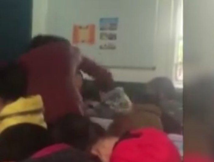 Çinli öğretmen küfür edip öğrencisini dövdü