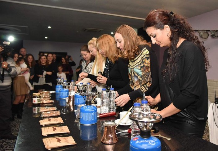 Antalya'da yabancı gelinler Türk kahvesi için yarıştı