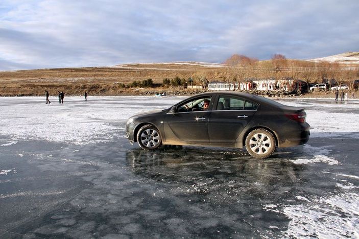 Donan Çıldır Gölü üzerinde drift yaptılar