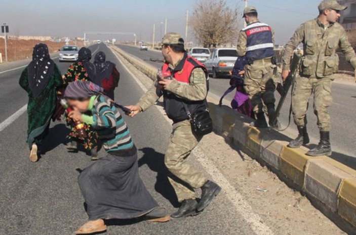 Şanlıurfa'da ev yakmaya giden kadınlara jandarma engeli