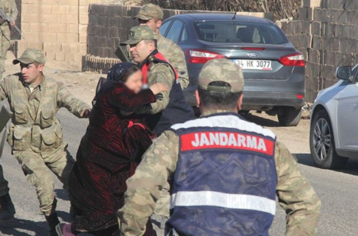 Şanlıurfa'da ev yakmaya giden kadınlara jandarma engeli