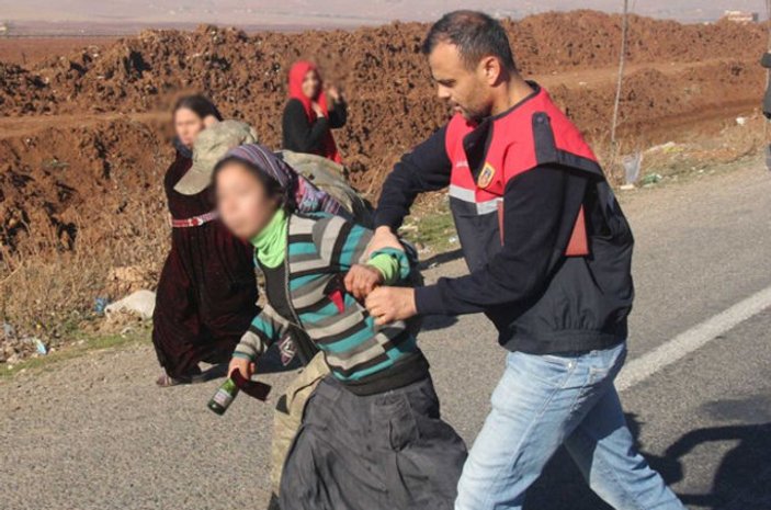 Şanlıurfa'da ev yakmaya giden kadınlara jandarma engeli