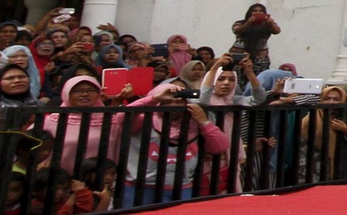 Endonezya'da kırbaçlı infaza alkışla destek verildi
