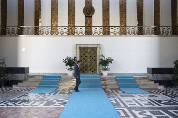 Meclis'in halıları turkuaz mavisi oldu