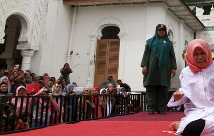 Endonezya'da kırbaçlı infaza alkışla destek verildi