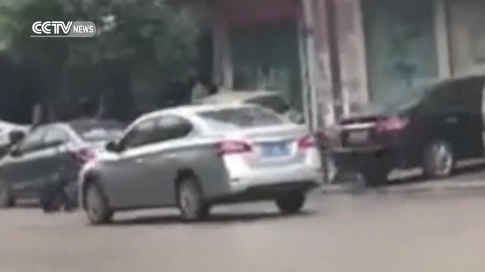 Çinli adam para için kendini arabaların önüne attı