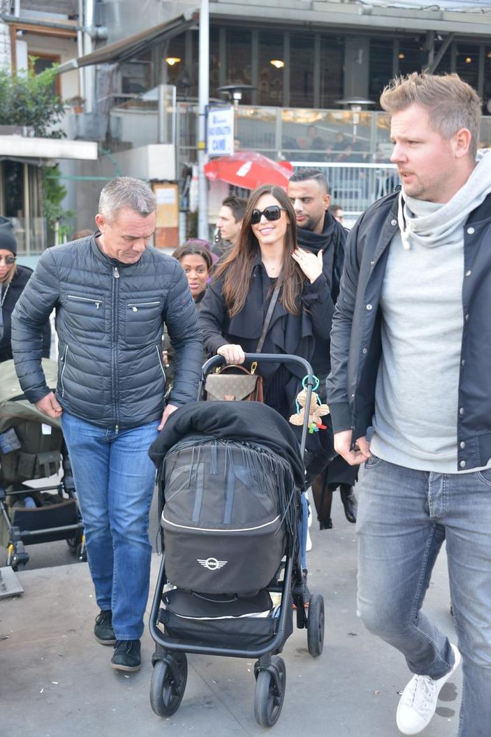 Yolanthe Cabau akrabalarını kahvaltıya götürdü