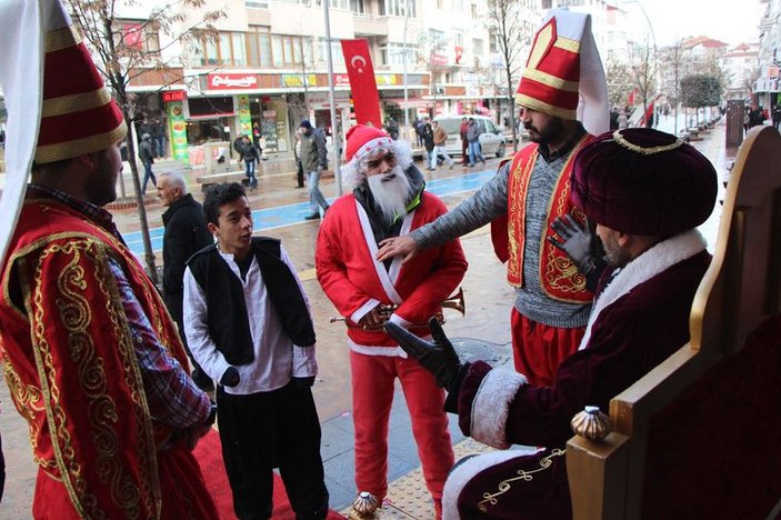 Bolu'da Noel Baba’ya Kelime-i Şehadet getirttiler