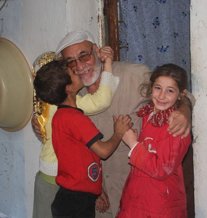 Emekli maaşıyla 8 kişilik Suriyeli aileye bakıyor