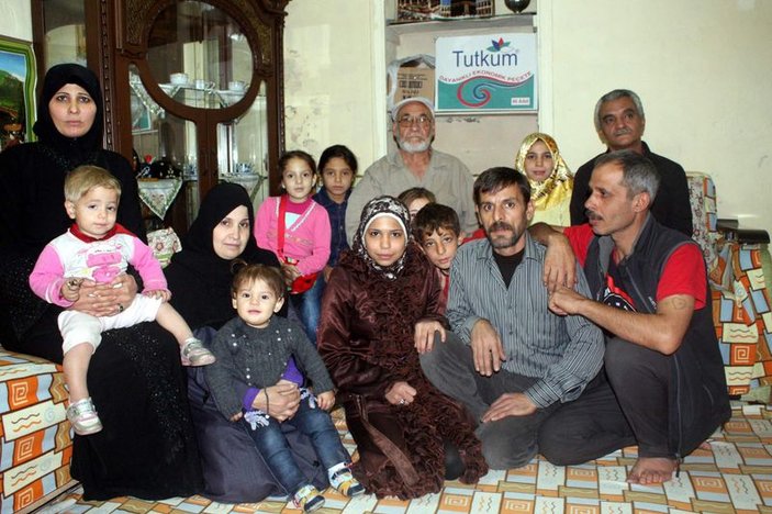 Emekli maaşıyla 8 kişilik Suriyeli aileye bakıyor