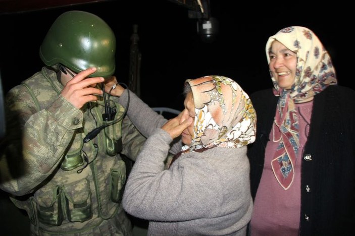 Suriye sınırındaki Mehmetçik'e yılbaşı sürprizi