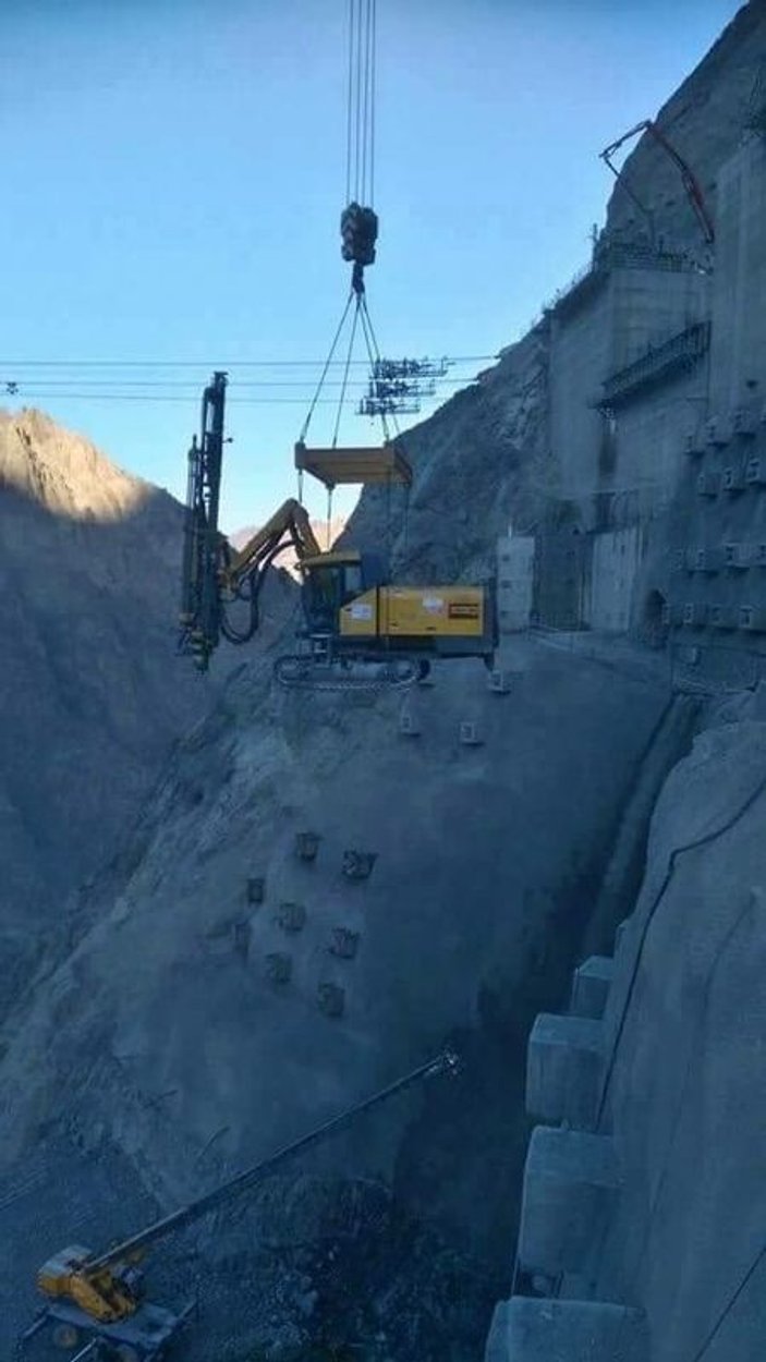 Artvin barajının iş makineleri havada taşındı