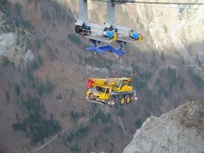 Artvin barajının iş makineleri havada taşındı