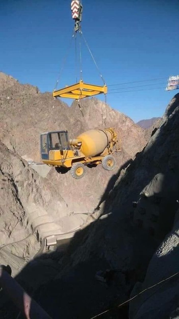 Artvin barajının iş makineleri havada taşındı