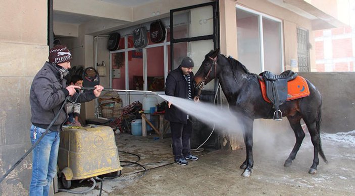 Karda bindiği atını oto yıkamacıda yıkattı