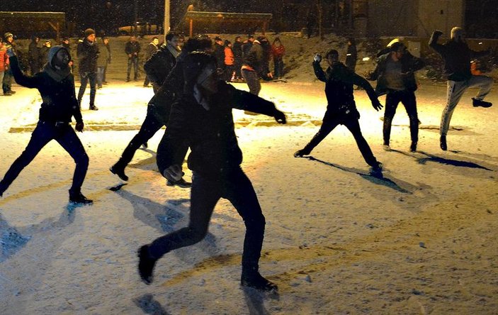 Üniversite öğrencilerinin kar topu savaşı