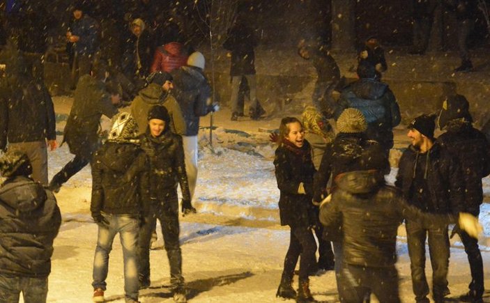 Üniversite öğrencilerinin kar topu savaşı