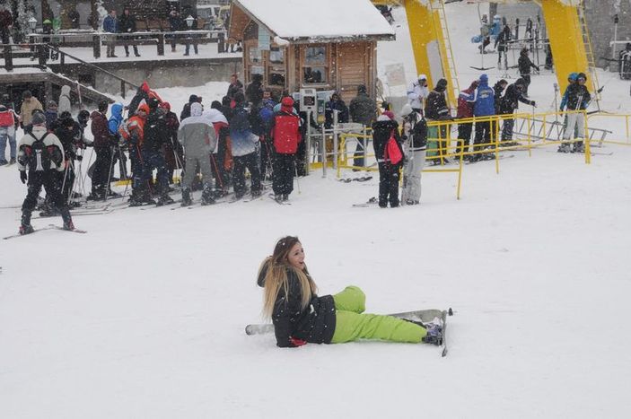 Uludağ'da pistler acemi kayakçılarla doldu