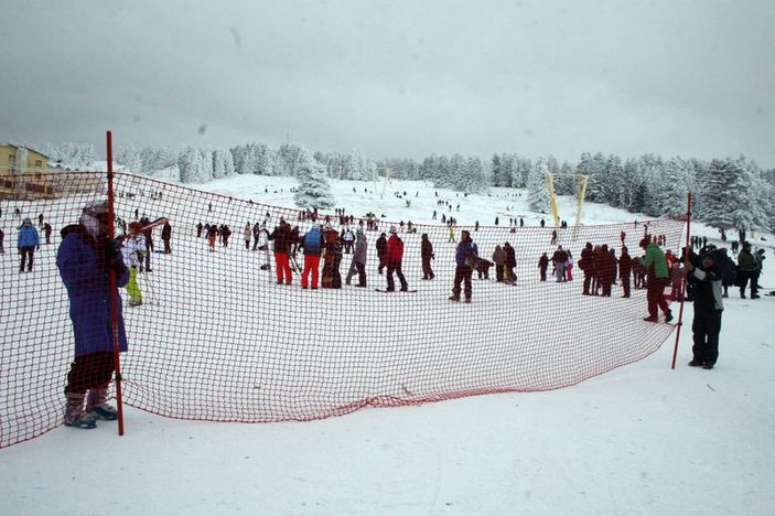 Uludağ'da pistler acemi kayakçılarla doldu