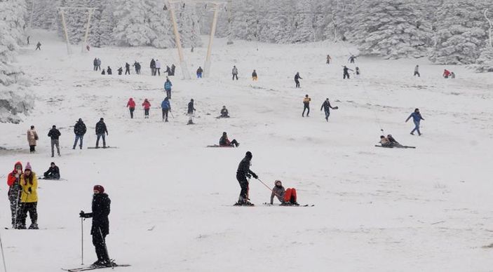 Uludağ'da pistler acemi kayakçılarla doldu