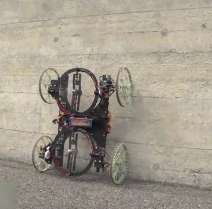 Düz duvara tırmanan robot yaptılar İZLE