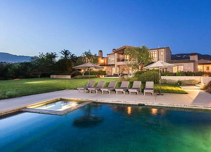 Lady Gaga Malibu'dan harika bir ev satın aldı