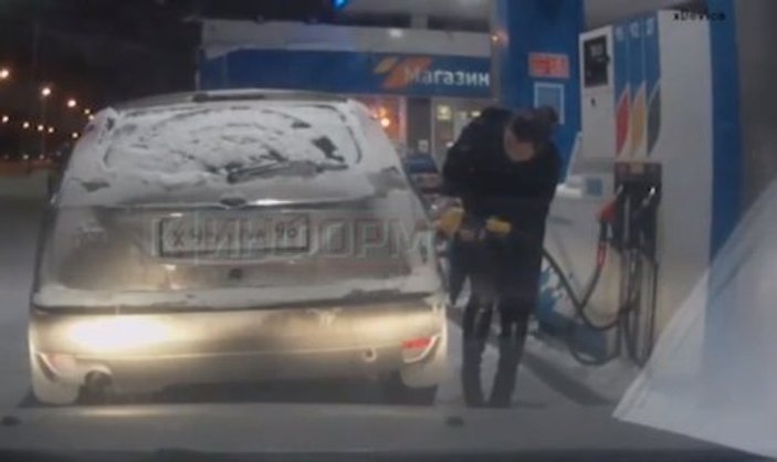Benzin pompasını çakmakla ısıtmaya çalışan Rus kadın