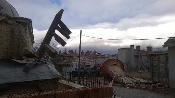 Konya'da şiddetli fırtına minare devirdi