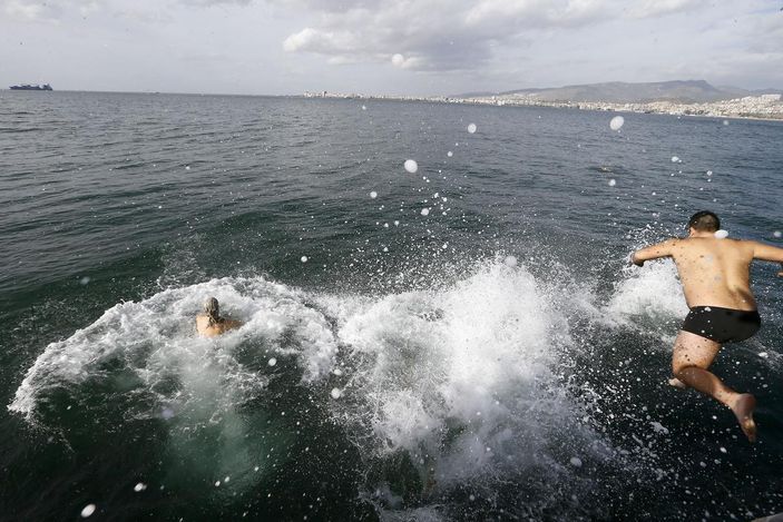 İzmir'de haç çıkarma töreni