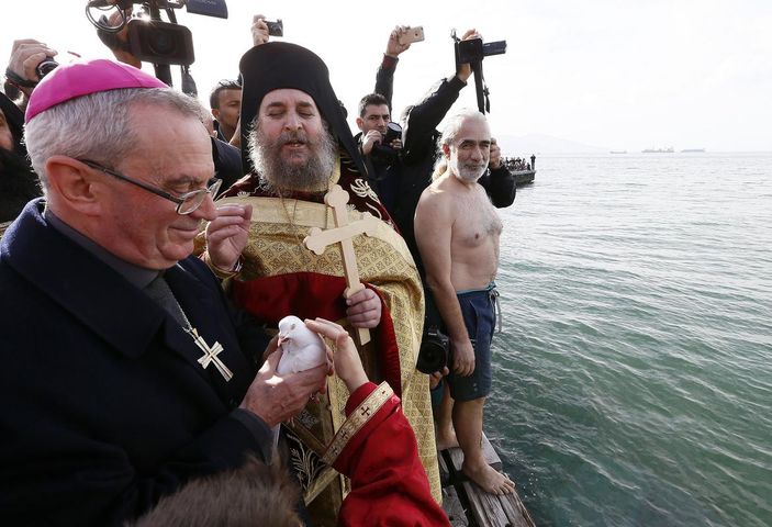 İzmir'de haç çıkarma töreni