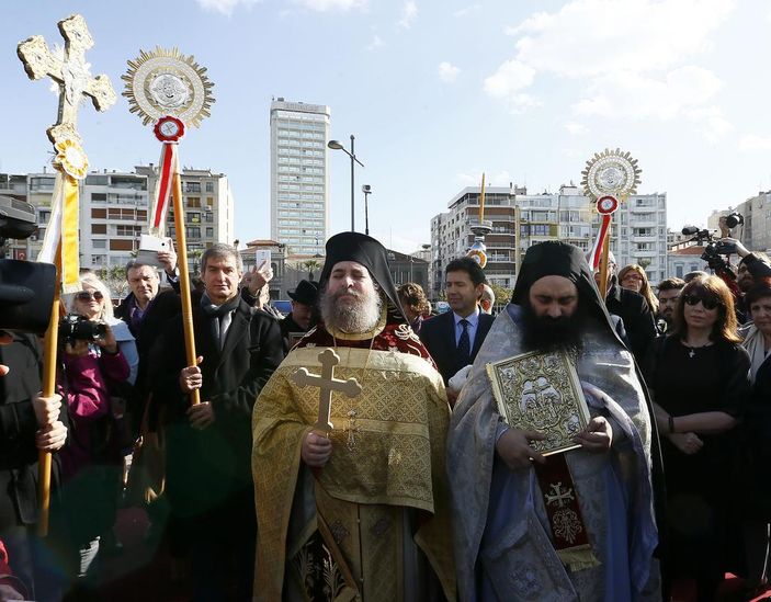 İzmir'de haç çıkarma töreni