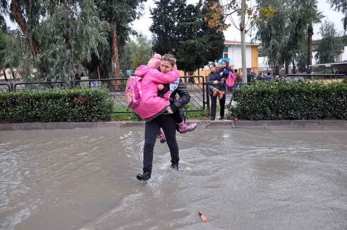 Yağmur İzmir'de minik öğrencilere zorlu anlar yaşattı
