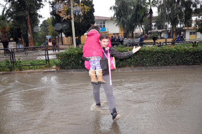 Yağmur İzmir'de minik öğrencilere zorlu anlar yaşattı