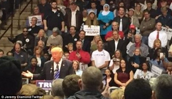 Trump'ın mitinginde başörtülü kadın salondan atıldı