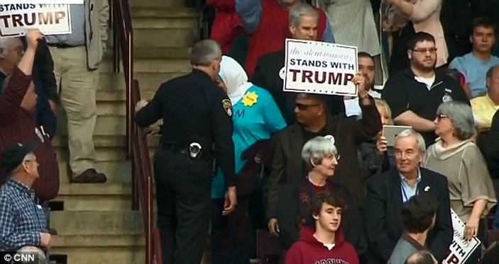 Trump'ın mitinginde başörtülü kadın salondan atıldı