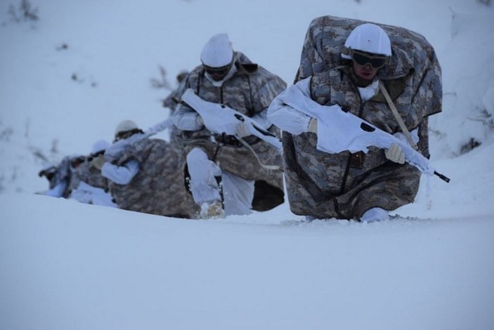 Şemdinli'de kar ve şiddetli soğukta muharebe eğitimi