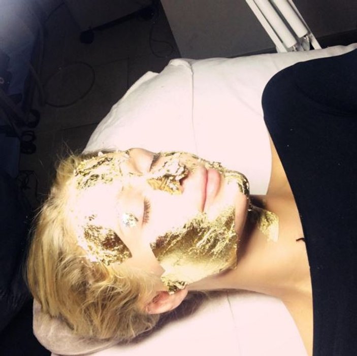 Paris Hilton yüzüne altın maske yaptırdı