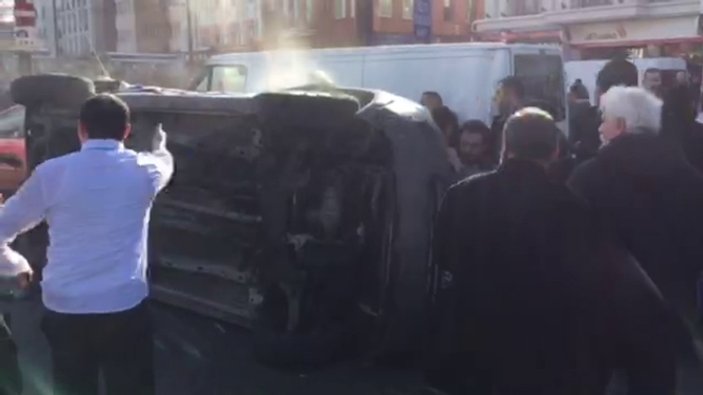Sultanahmet'te olay yerine giden polis aracı kaza yaptı
