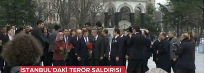 Ahmet Davutoğlu Sultanahmet'te karanfil bıraktı