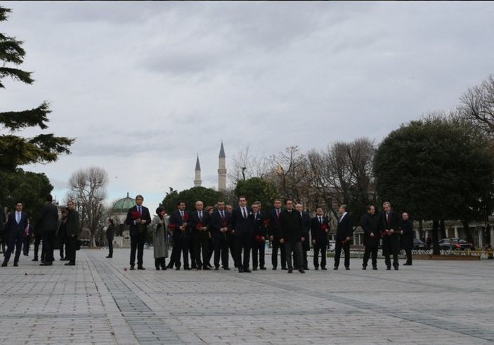 Ahmet Davutoğlu Sultanahmet'te karanfil bıraktı