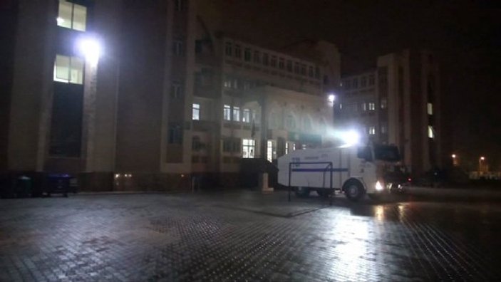 Adana'da yakılan okulu TOMA söndürdü