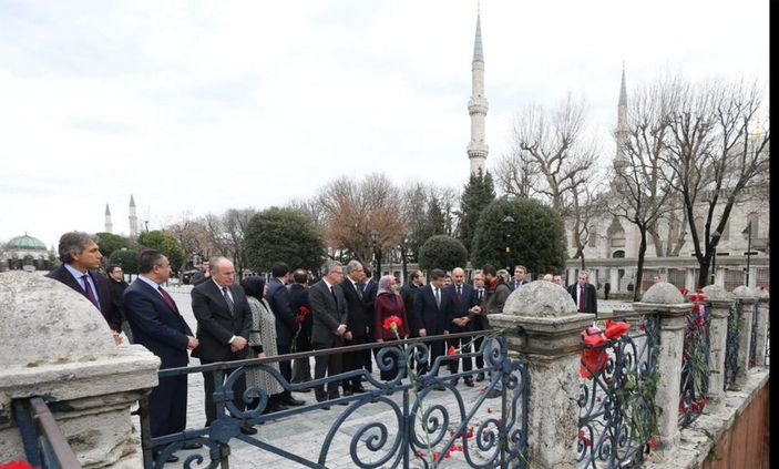 Ahmet Davutoğlu Sultanahmet'te karanfil bıraktı