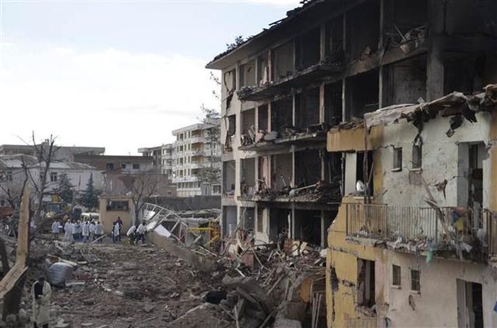 Diyarbakır'da terör saldırıları: 1 şehit 6 ölü 39 yaralı