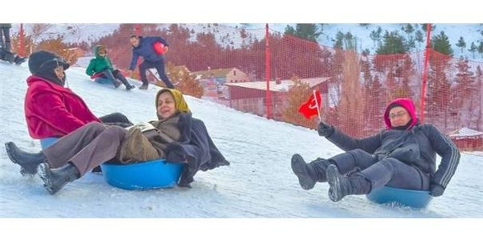 Erzurum Palandöken'de kadınların leğenli kar keyfi