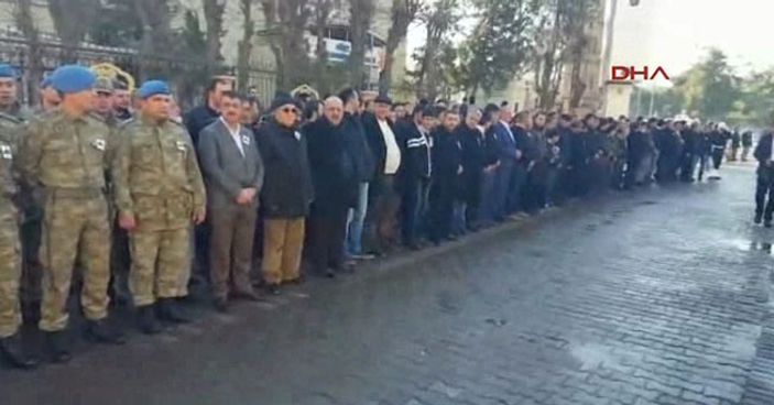 Askerler operasyondan dönüp şehit arkadaşlarını uğurladı