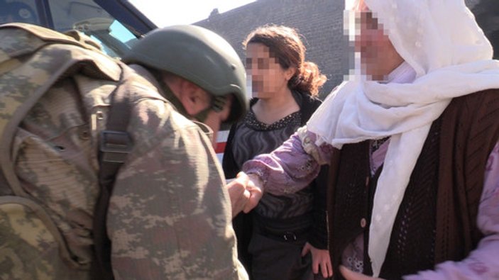 Diyarbakırlı kadın: Teröristleri ayaklarınızla ezin